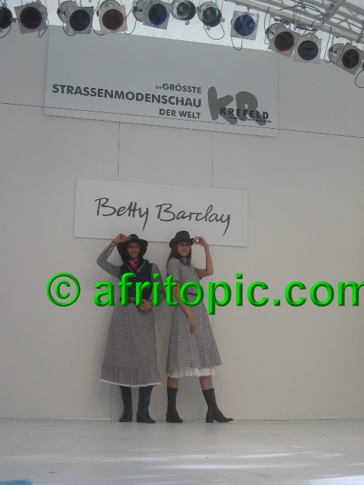 ../Images/Krefeld-Strssenmodenschau-2005 042.jpg